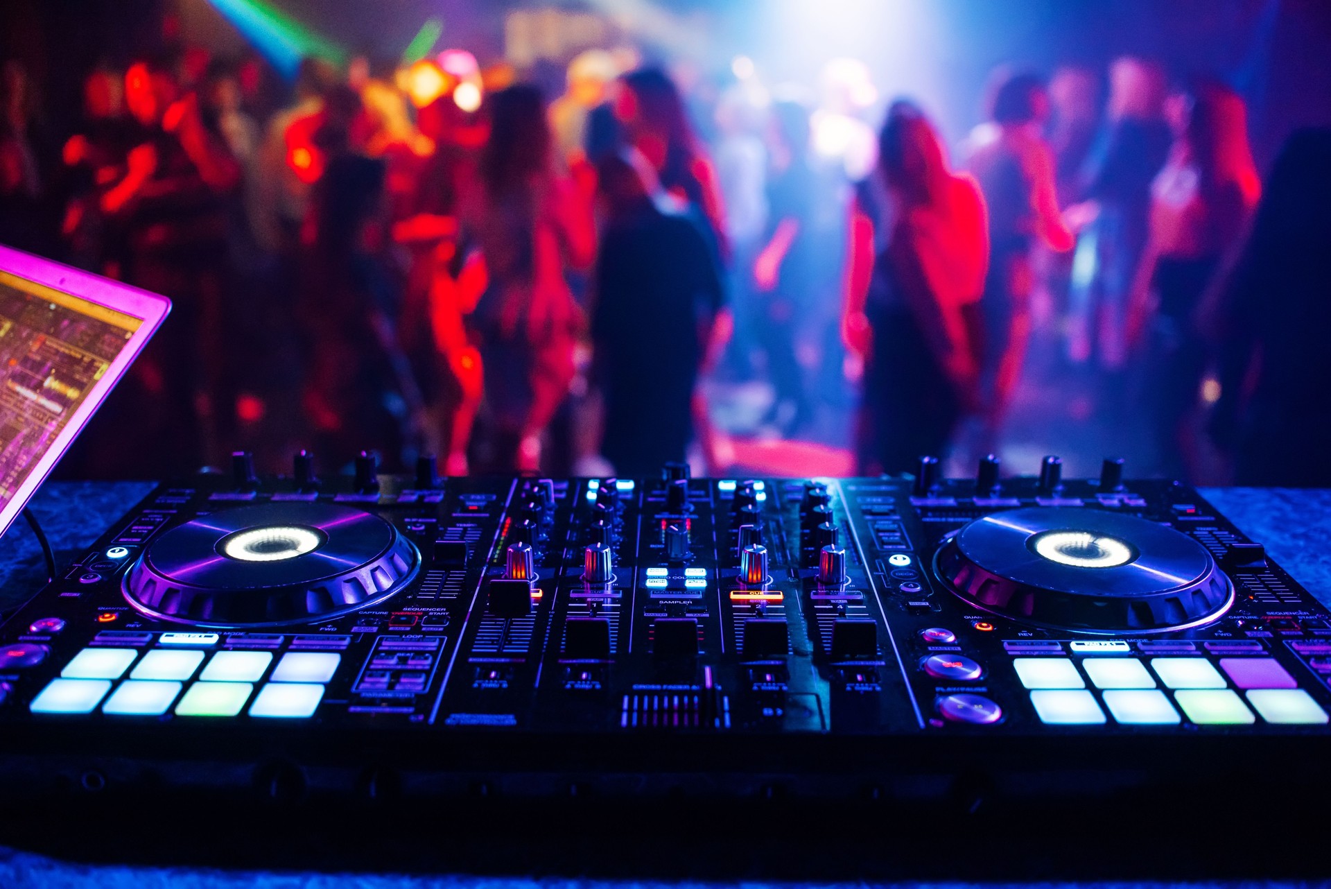 Musik Controller DJ Mixer in einem Nachtclub auf einer Party