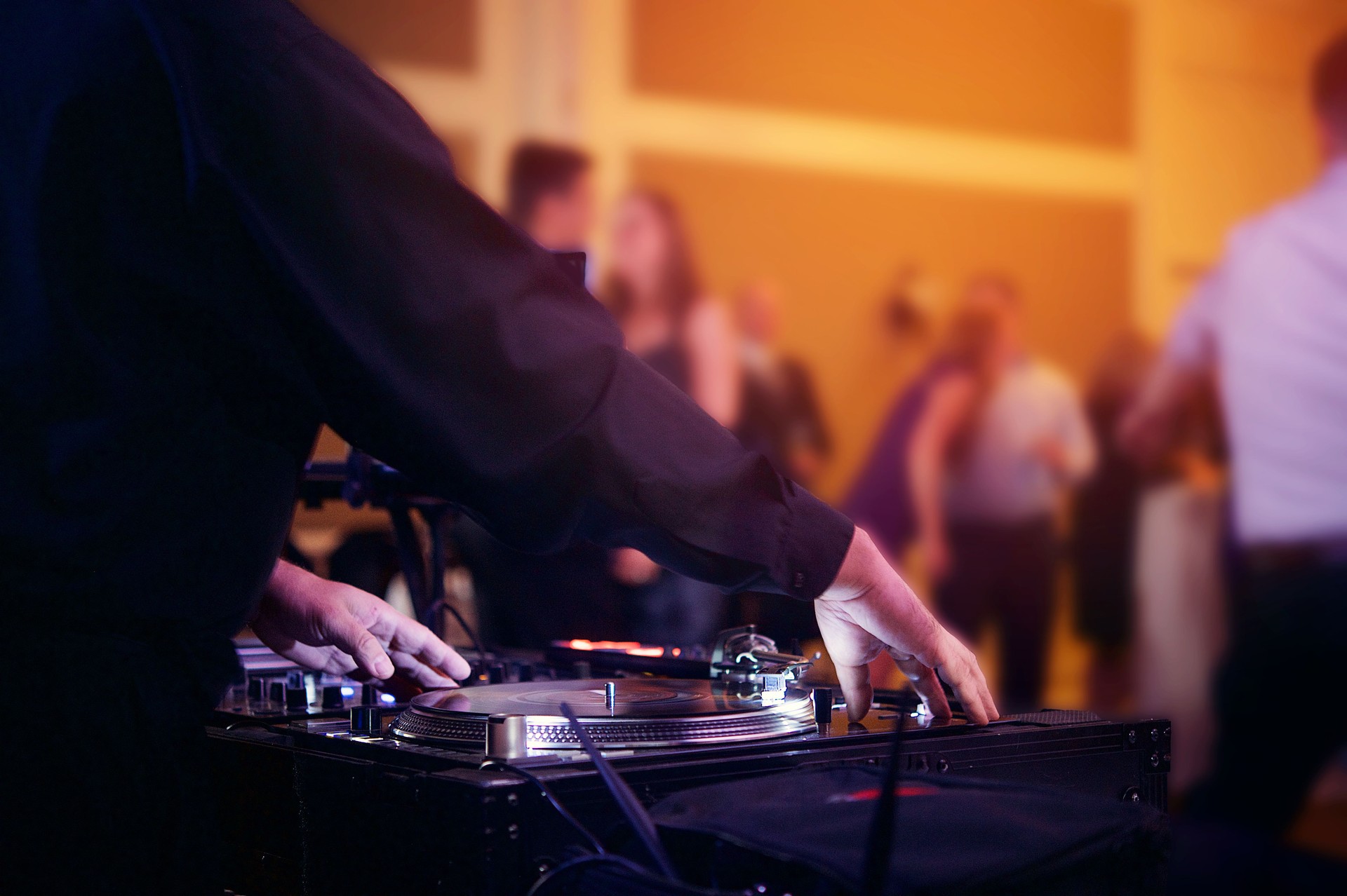 Kann nicht aufhören dieses Gefühl DJ Hände drehen