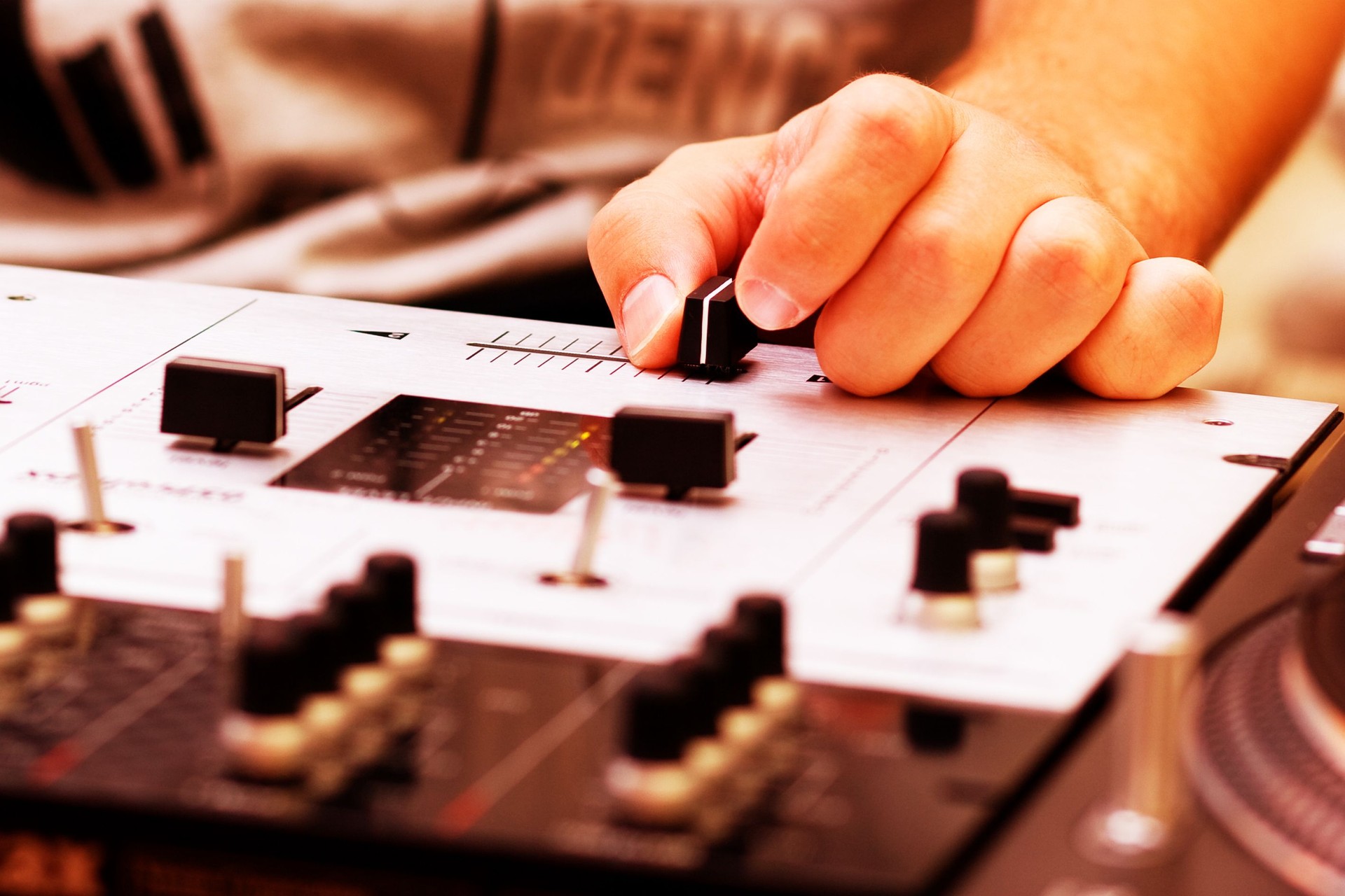 Hand von einem dj Einstellen der crossfader